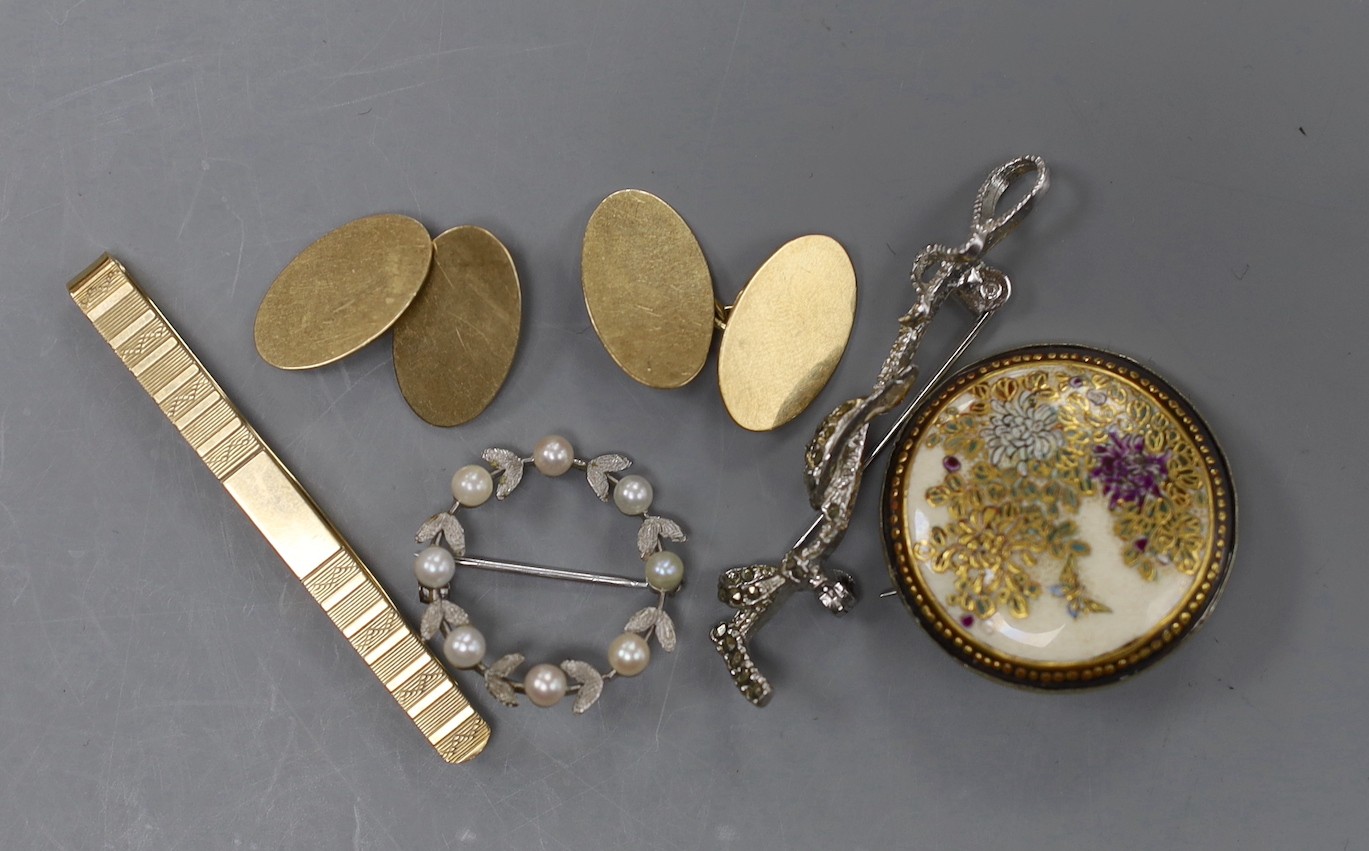 Sundry jewellery including a 1960's 9ct gold tie clip, 55mm, a pair of 9ct gold cufflinks, a 9ct white metal and cultured pearl set wreath brooch, a satsuma brooch and a marcasite set jockey hat and riding crop brooch